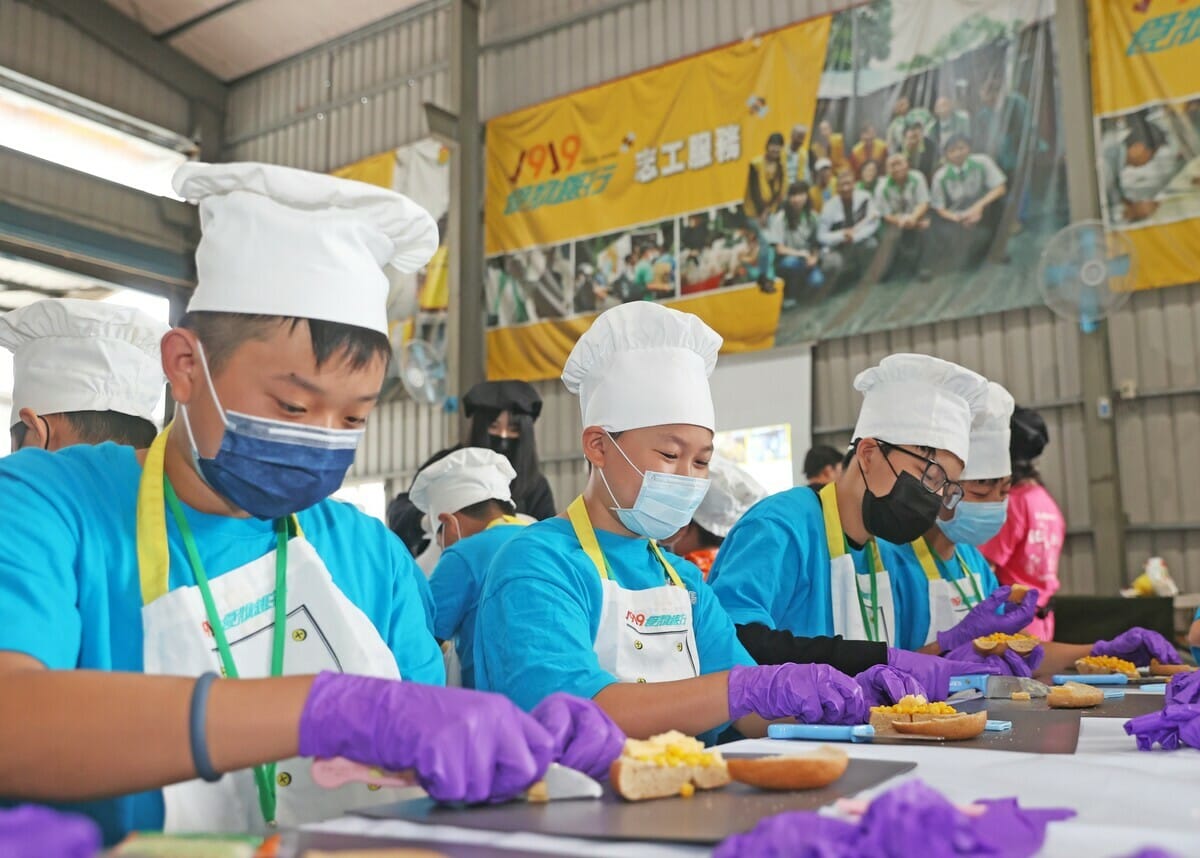 新北「環保小局長」惜食課程，利用食物銀行倉儲的格外品或過盛食材，製作創意惜食料理。 圖：新北市環保局提供