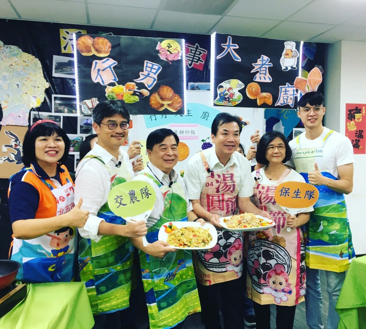 新北市府曾跨局處合作製播惜食宣導影片，環保局長程大維（左4）、農業局長李玟（左2）、交通局長鍾鳴時（左3）及衛生局長陳潤秋（右2）紛紛發揮創意，於中秋節過後教民眾如何用吃不完的月餅製作創意料理。 圖：新北市環保局提供