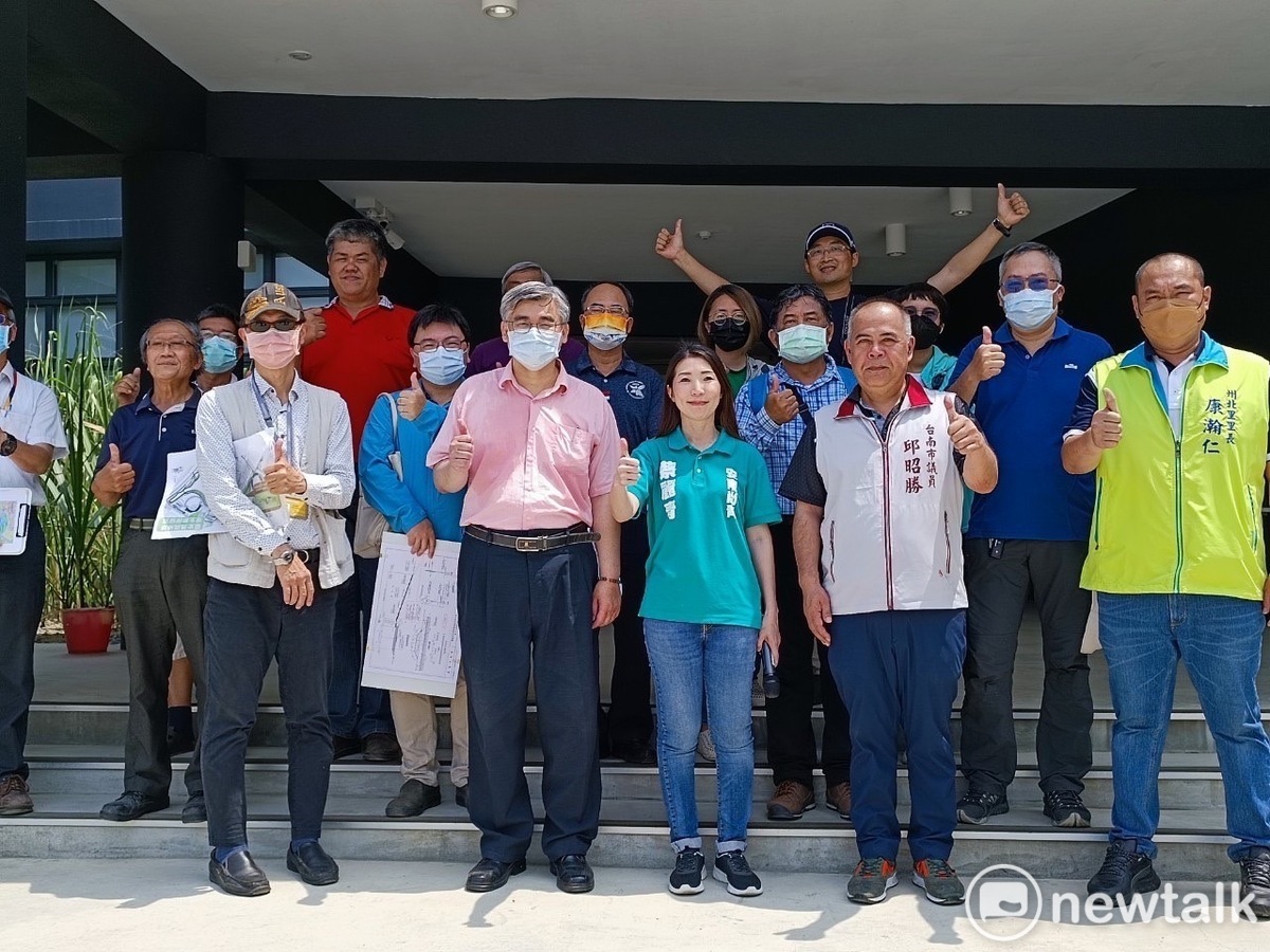 台灣歷史博物館與棒球場周遭綠帶發現稀有保育類動物，各界盼能設立生態保護園區。台南市議員蔡麗青今日邀台史博及市府主管會勘，希望保留台史博周邊滯洪池綠帶，讓園區現有的保育類動物及豐富生態能夠得以生存。 圖：黃博郎／攝