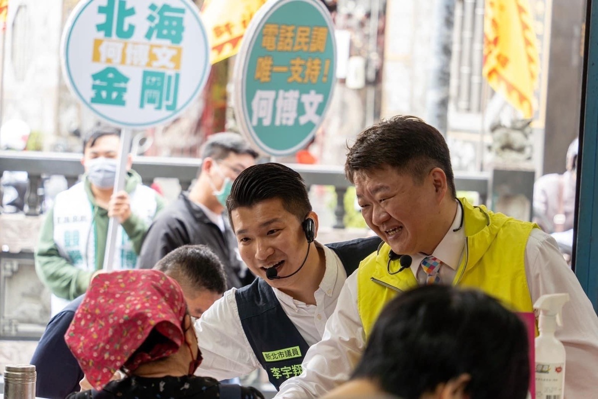 何博文在八里重要路口與市場跟市民頭家問好。 圖：何博文辦公室/提供