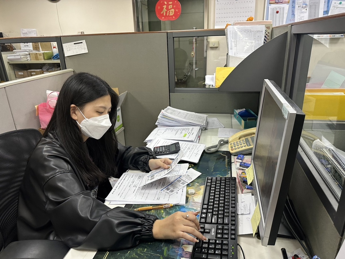 會計人才培育專班的學生在事務所能獨立作業，學生更有信心走向未來記帳士級會計師之路。 圖：新北市教育局提供