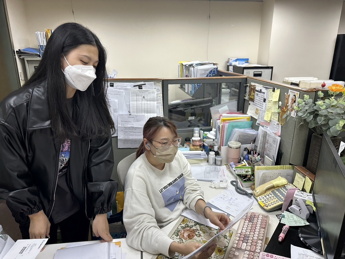 會計人才培育專班的學生在資深主管帶領下，學習商管實務。 圖：新北市教育局提供