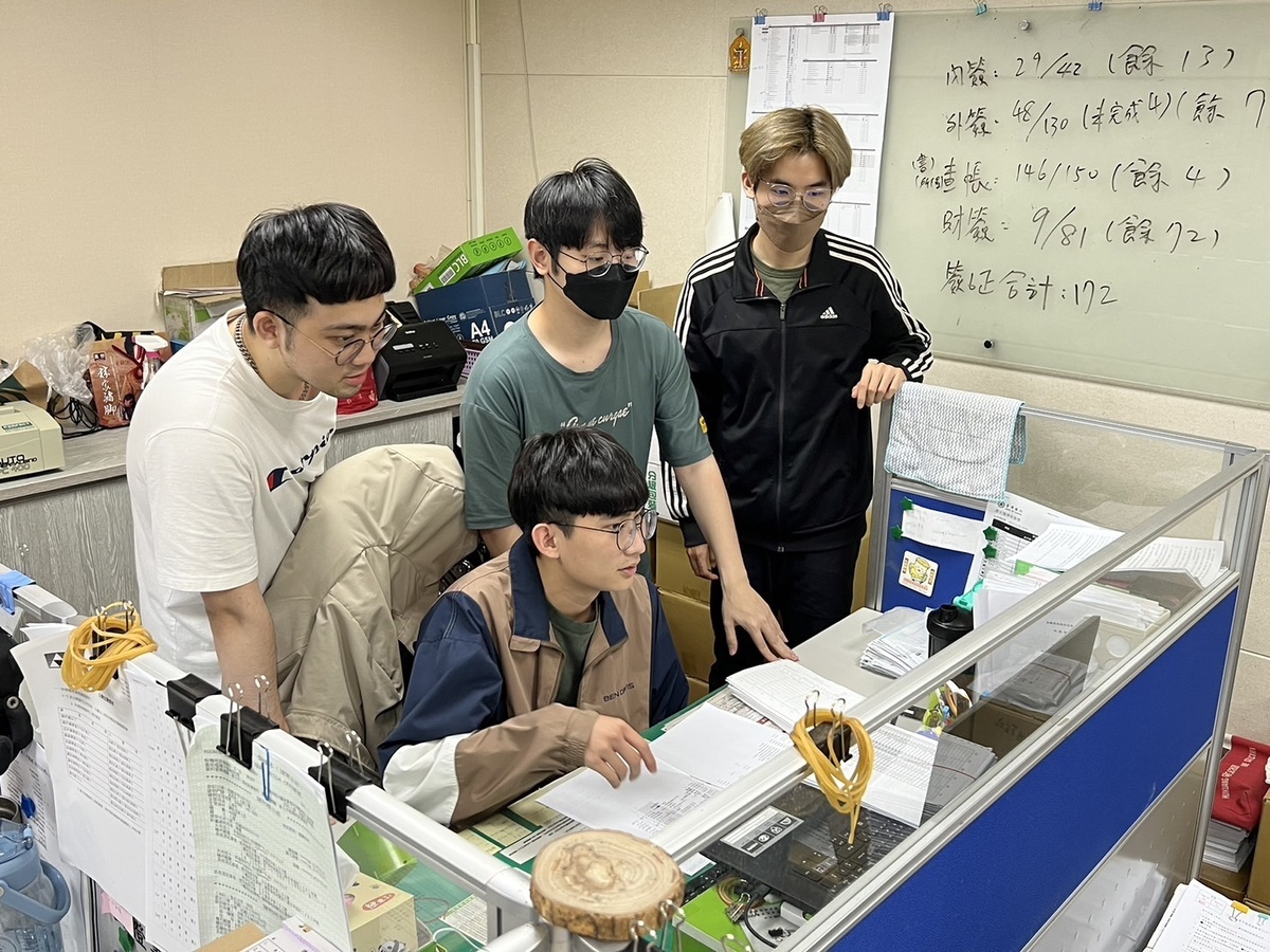 會計人才培育專班的學生在事務所工作實習。 圖：新北市教育局提供