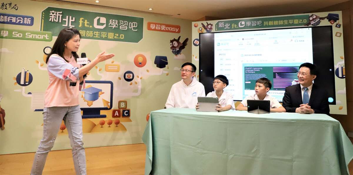 海山國小老師黃馨誼進行親師生平台2.0示範體驗，教育局長張明文（左2）起、海山國小6年級同學程柏綸、朱恩佑、威盛電子副總經理黎少倫擔任學生。 圖：新北市教育局/提供