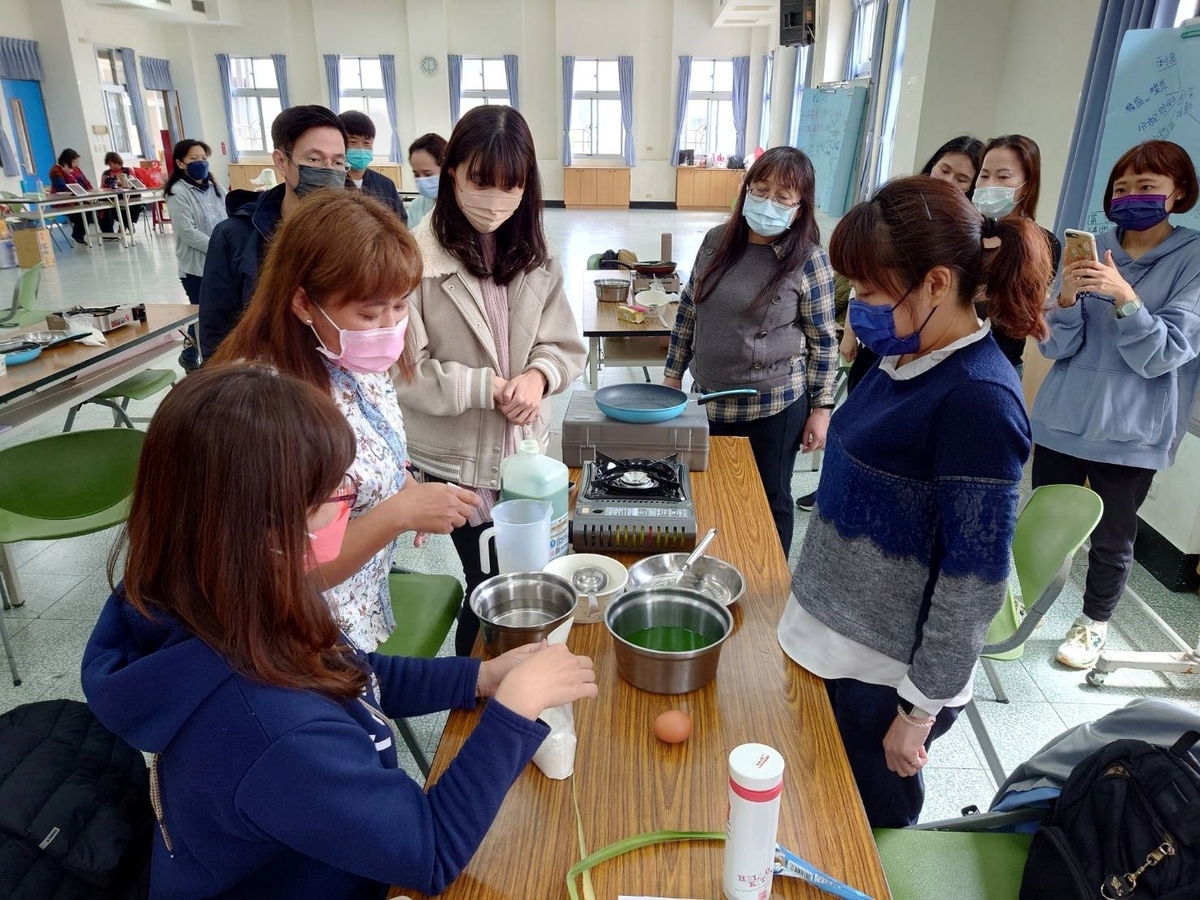 參與學員開心學習印尼班蘭椰絲卷。 圖：新北市教育局提供