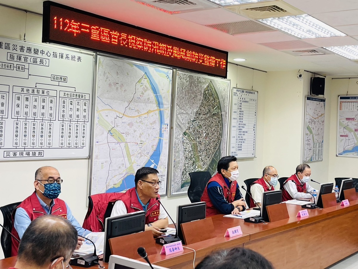 新北市副市長朱惕之視察三重區汛期前準備工作。 圖：三重區公所/提供