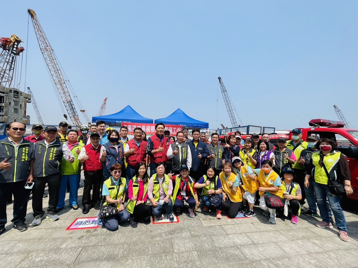 新北市副市長朱惕之率市府團隊視察三重區防汛整備工作，會後與參演人員合影。 圖：三重區公所/提供