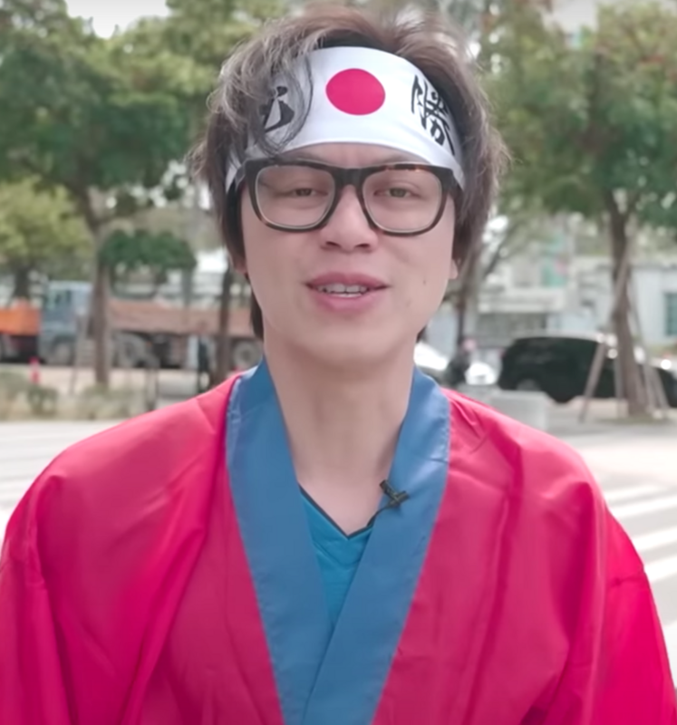 HowHow化身人力車師傅。 圖：翻攝自HowHow YT頻道