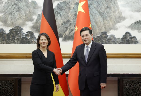 德國外交部長貝爾伯克（Annalena Baerbock）出訪中國並會晤中國外交部長秦剛(右)。 圖：翻攝中國外交部網站