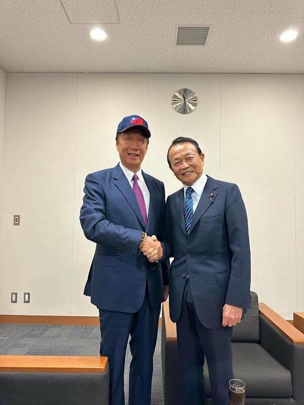 郭台銘（左）14日拜會日本眾議院，並與日本前首相、自民黨副總裁麻生太郎（右）會面。 圖：郭台銘辦公室提供（資料照）