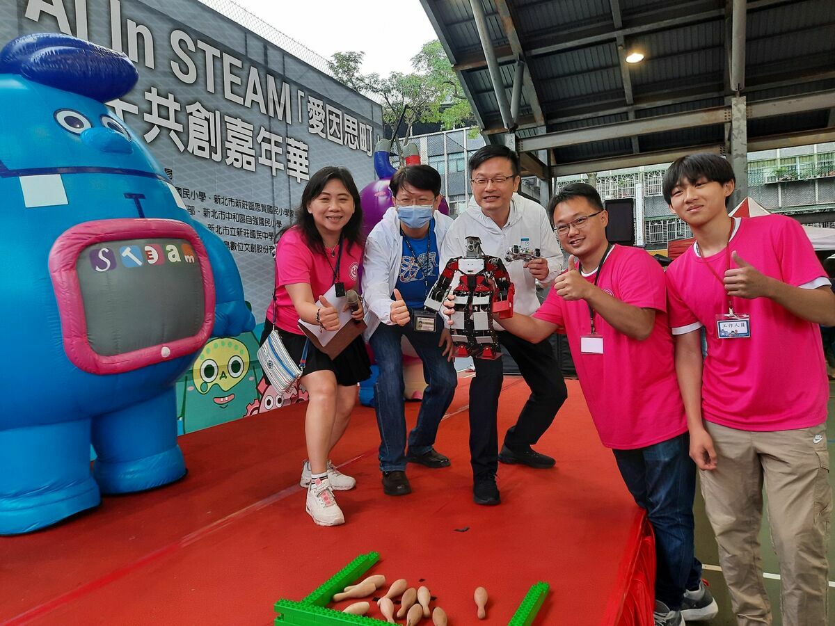教育局長張明文(中)手拿人形機器人合影。 圖：新北市教育局提供