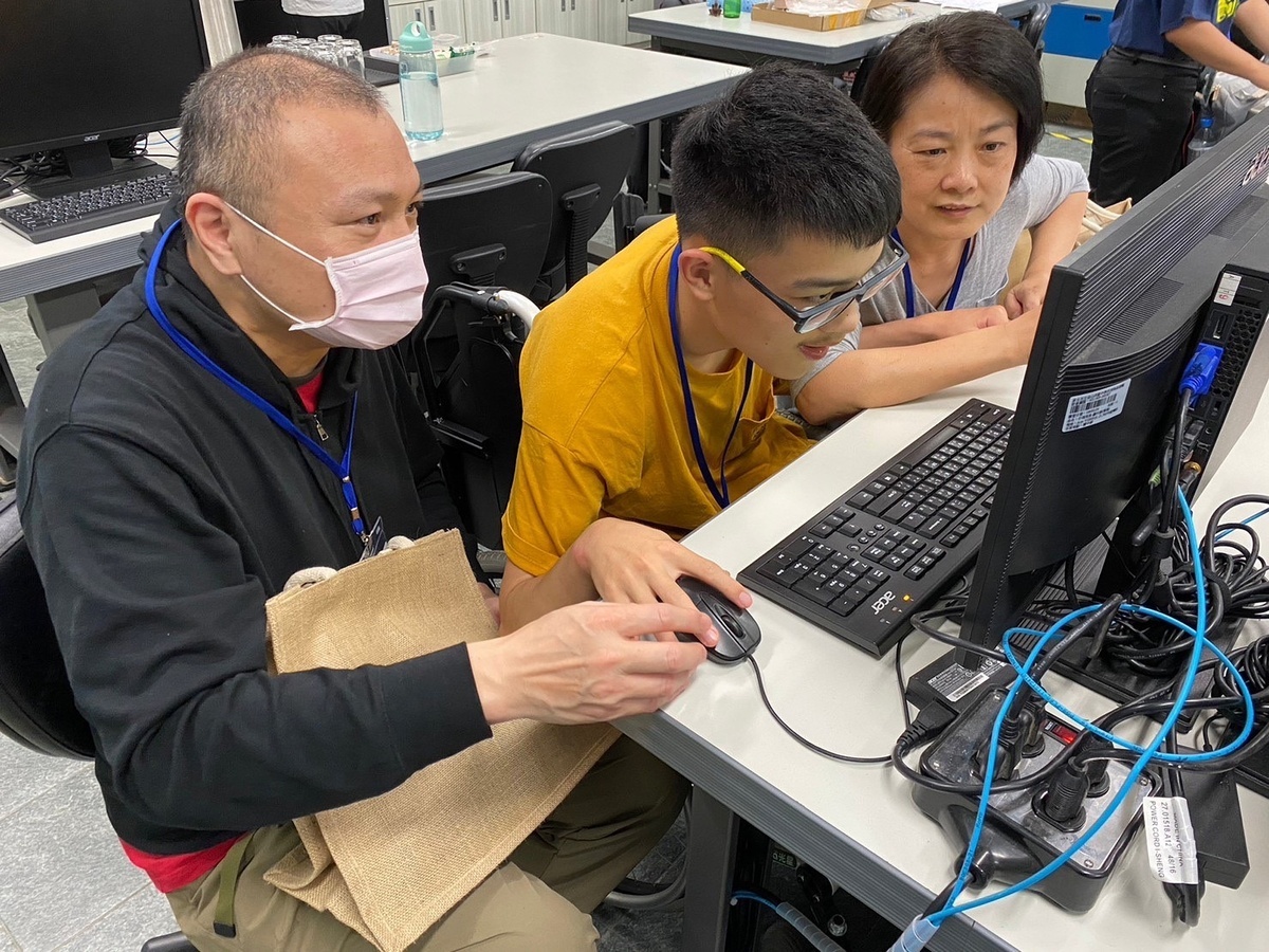 三重商工的吳秉樺由家人陪同參與活動，體驗創客雷切課程。 圖：新北市教育局提供