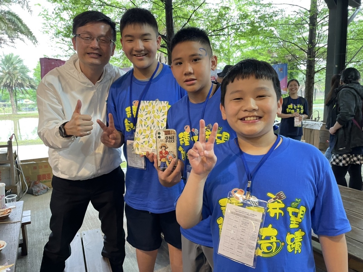教育局張明文參加圓夢基金得獎生體驗營，孩子熱情合照。 圖：新北市教育局提供