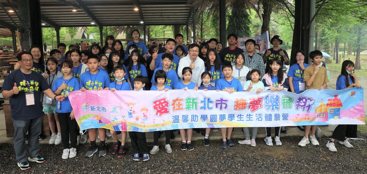 新北市教育局今(15日)辦理圓夢基金得獎生體驗營，教育局長張明文(第二排中)蒞臨北海岸，為孩子打氣。 圖：新北市教育局提供