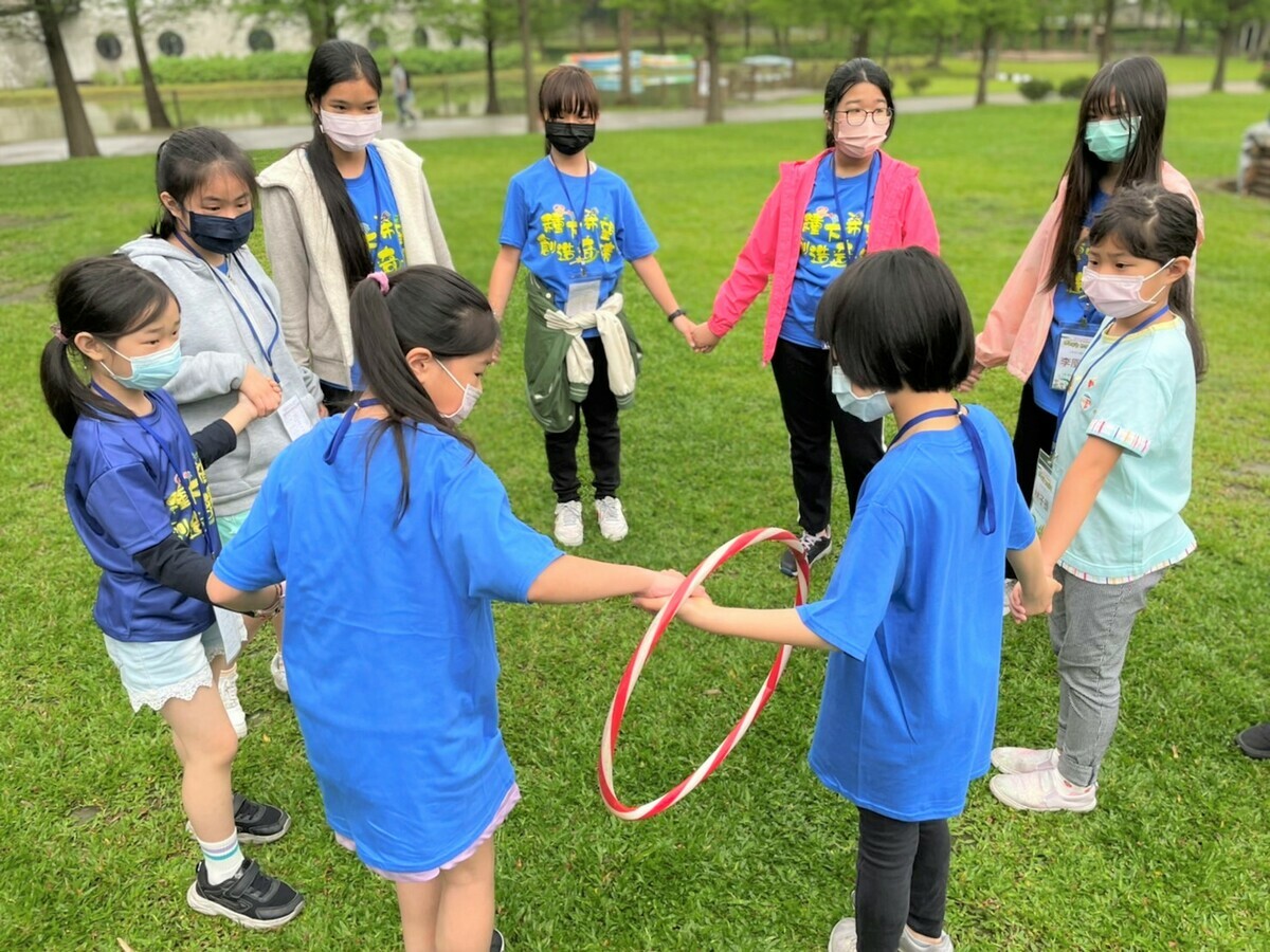 新北市教育局辦理圓夢基金得獎生體驗營，學生進行大地遊戲。 圖：新北市教育局提供