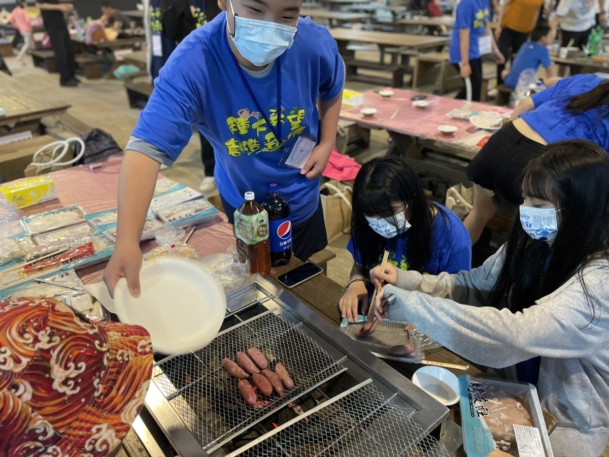 新北市圓夢基金得獎生齊聚皇后鎮，參與大地遊戲和烤肉，顯得相當興奮。 圖：新北市教育局提供