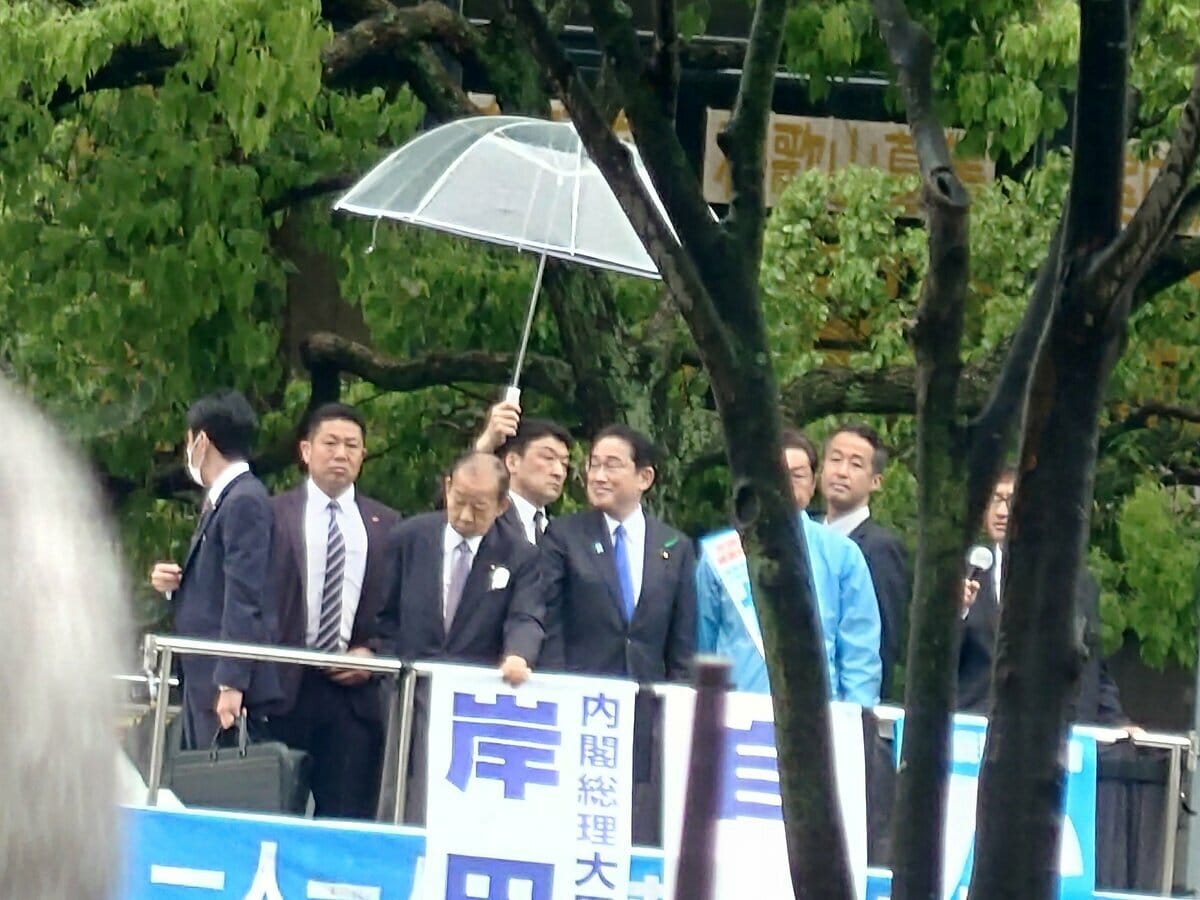 在雜賀崎漁港的演說緊急喊停後，岸田改至該縣的JR和歌山站前重啟助選行程，針對上午的插曲，他本人向現場民眾表示，「讓你們感到擔心和困擾，對此表示抱歉」。 圖：擷取自推特@tspqq