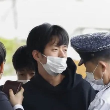 據日媒最新消息，根據嫌犯所持駕照已釐清其真實身份。現年24歲、住在兵庫縣川西市的木村隆二，犯案動機仍待釐清。 圖：擷取自推特@YokohamaNoHito