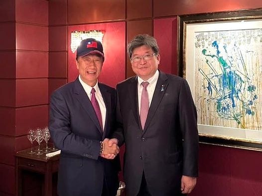 郭台銘（左）在臉書透露他昨天拜會了自民黨大咖、眾議院議員萩生田光一（右）。 圖：翻攝自郭台銘臉書