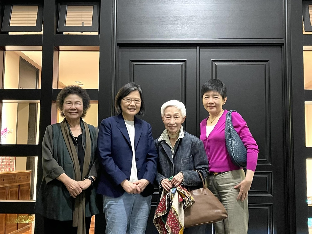 (右起)林世嘉日前和金美齡、蔡英文、陳菊餐敘合影，直呼「這是老天送給我最好的生日禮物」。 圖：翻攝林世嘉臉書