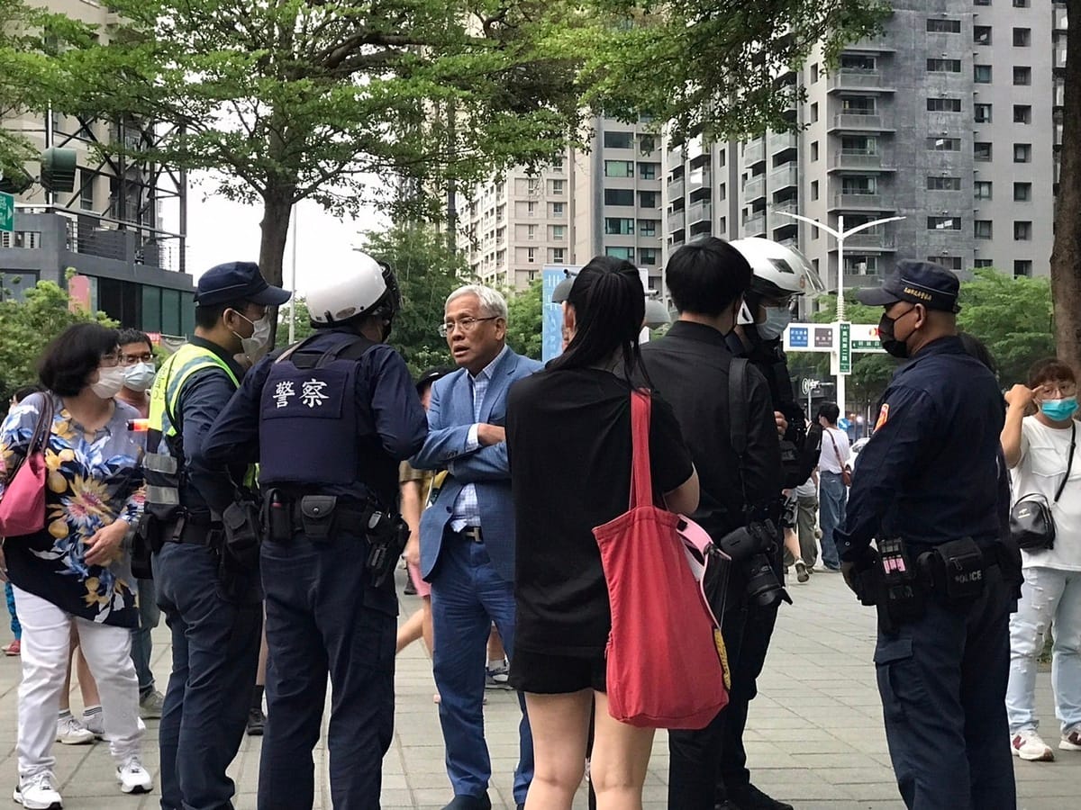 喜樂島聯盟主席郭倍宏今（15）日下午於高雄美術館附近發傳單，未料卻遭數名警察重重圍住。 圖：郭倍宏辦公室提供