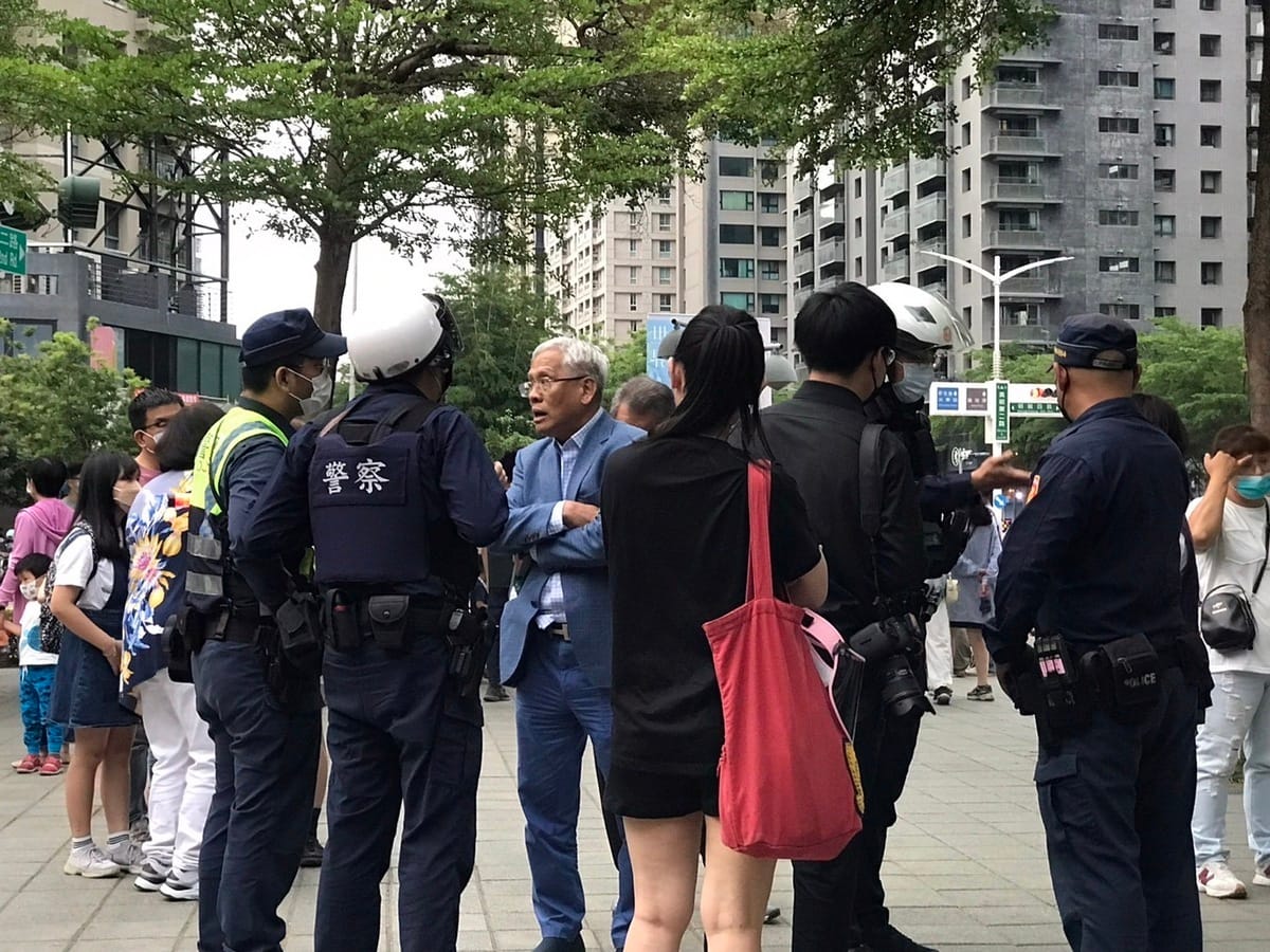 據警方說法，有員警接獲檢舉郭妨礙行人安全，違反道安條例。郭倍宏見狀上前理論，雙方ㄧ陣爭執不下。 圖：郭倍宏辦公室提供