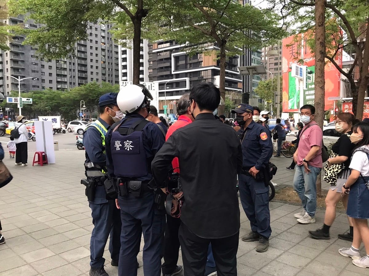 郭倍宏強調自己既沒有擺攤，也沒有使用大聲公，只有握手發傳單，未影響行人安全。他直言這是白色恐怖，更是迫害言論自由。 圖：郭倍宏辦公室提供