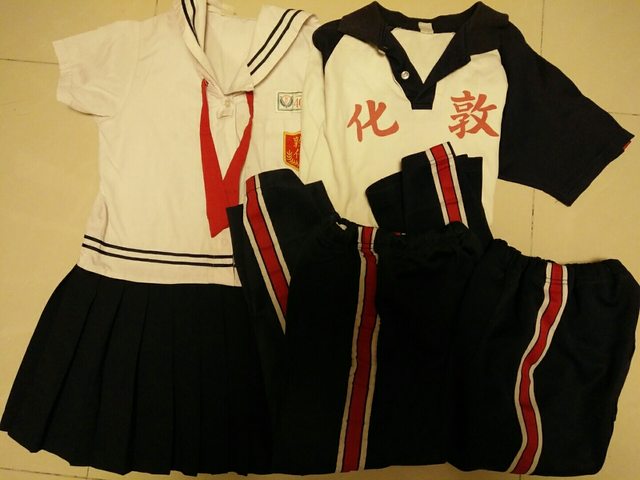 根據PTT的SongShan版，敦化國小校服上並不是紅領巾，而是裝飾用的兩根紅布條。
