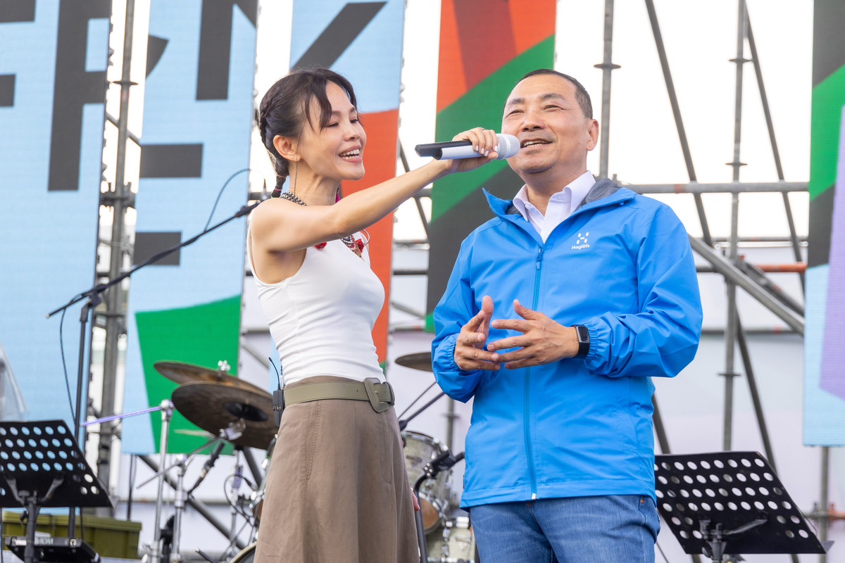 新北市美術館園區開放《遇見新美》草地音樂會，侯友宜市長與女歌手彭佳慧高歌一曲。 圖：新北市文化局提供