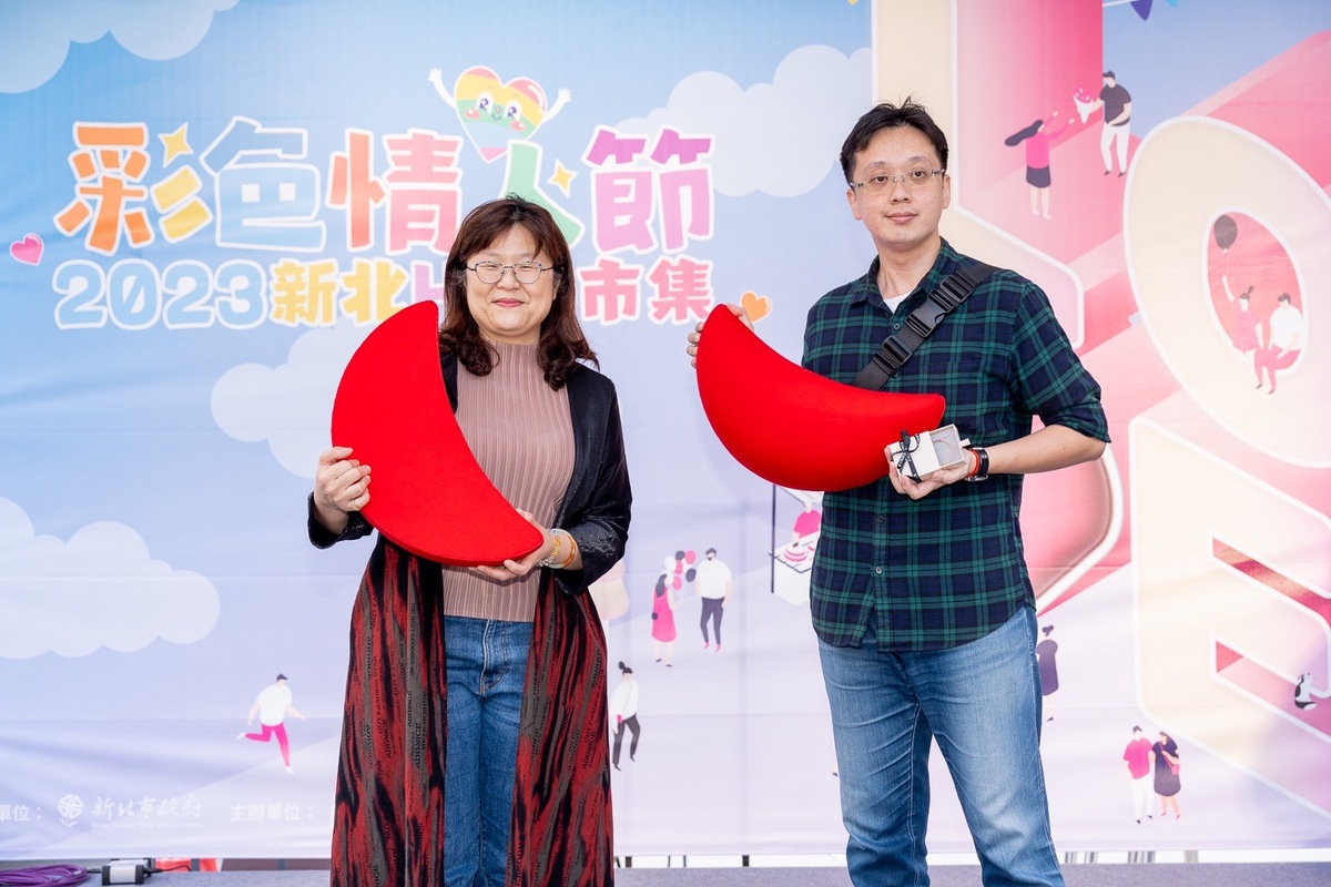 經發局長何怡明(左)與擲筊聖杯數最多者林先生合影。 圖：新北市經發局提供