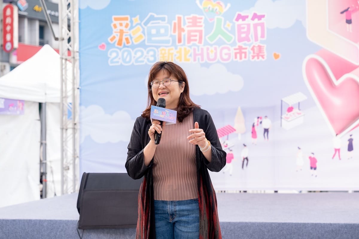 經發局長何怡明表示，祝福大家可以有情人終成眷屬，未來府中廣場也會舉辦許多活動歡迎大家一起來參加。 圖：新北市經發局提供