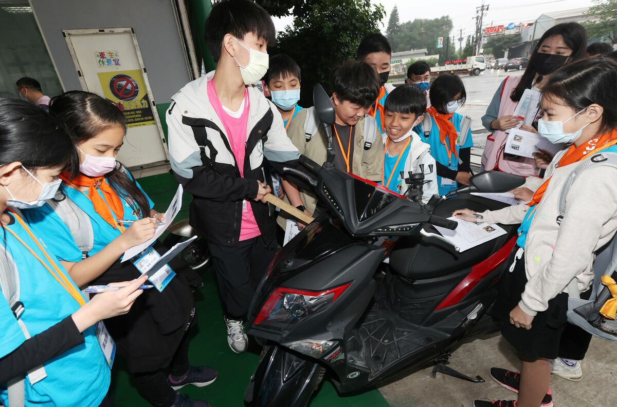 課程讓小局長們了解電動機車與燃油機車的差異。 圖：新北市環保局提供