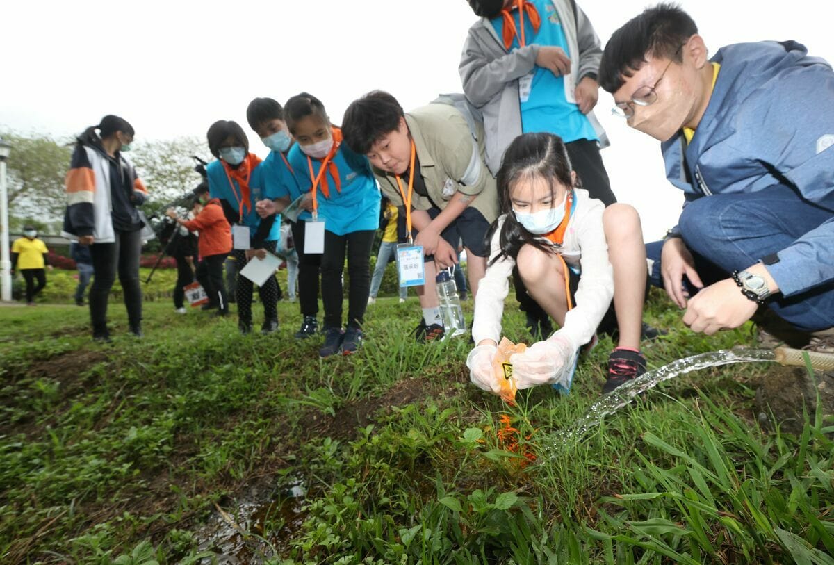 「水污追追追」關卡讓小局長們了解如何進行污染源追蹤查核。 圖：新北市環保局提供