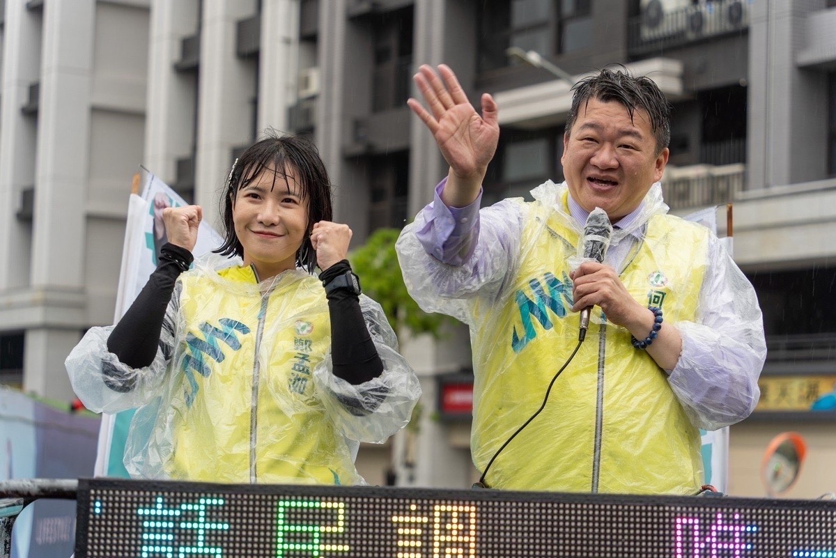 高雄市議員鄭孟洳北上新北市立委第1選區，與該選區立委初選參選人「北海金剛」何博文在雨中車掃。 圖：新北市議員黃淑君提供