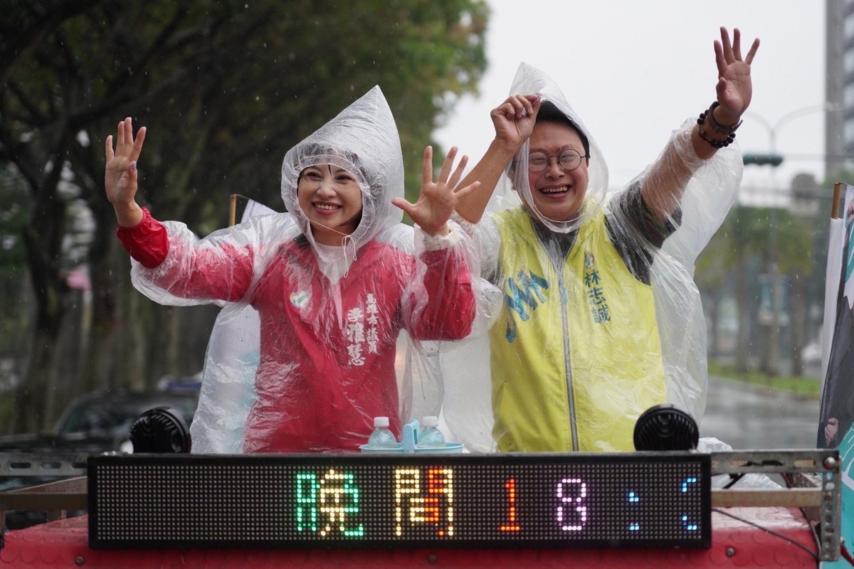 高雄市議員李雅慧、林志誠北上新北市立委第1選區，協助立委初選參選人「北海金剛」何博文在雨中車掃。 圖：新北市議員黃淑君提供