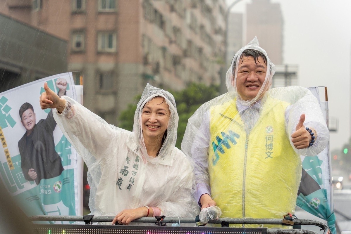 高雄市議員李雨庭北上新北市立委第1選區，與該選區立委初選參選人「北海金剛」何博文在雨中車掃。 圖：新北市議員黃淑君提供