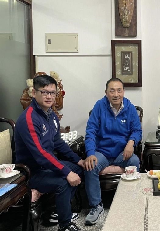 劉哲彰今天 (16日)凌晨在臉書PO出退選聲明，以及與侯友宜對談的照片，表示經與新北市長侯友宜長談及羅明才懇託後，加上顧慮家庭因素及黨內團結，決定再次禮讓羅明才、忍痛退選。 圖：翻攝劉哲彰臉書