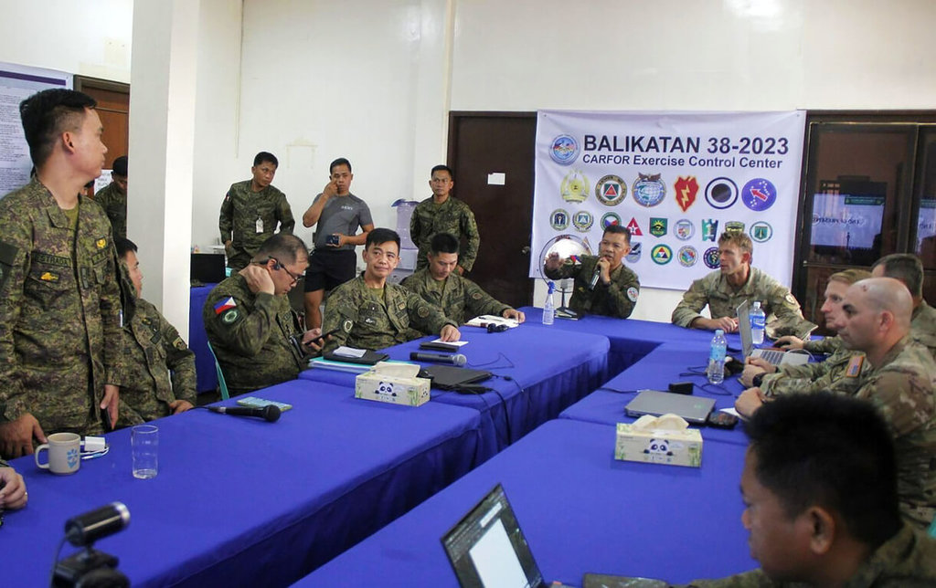 菲美年度「肩並肩」（Balikatan）聯合演習11日登場，菲美兩國陸軍共同聽取簡報。 圖：菲律賓陸軍提供