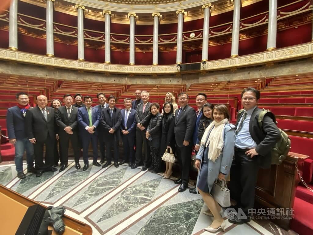 法國國民議會與參議院友台小組將接力訪台，16日國民議會友台小組博多黑（後排左）、勒吉（後排右）等一行4人將從法國出發訪台；接著參議院副院長李察率團造訪。圖為16位台灣立委團14日拜會法國國會。 圖/中央社