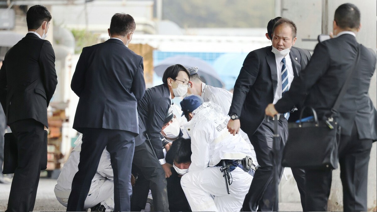 日本首相岸田文雄15日輔選時遭人丟擲爆裂物，24歲犯嫌木村隆二當場被逮。 圖：美聯社／達志影像