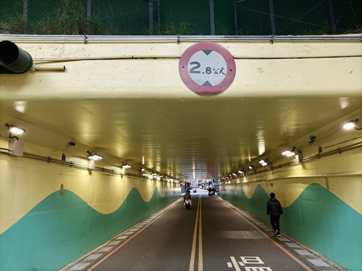 三重區車路頭街涵洞增設人行道工程，4月17日至5月11日，每天上午9時至下午4時進行施工。 圖：新北市工務局提供