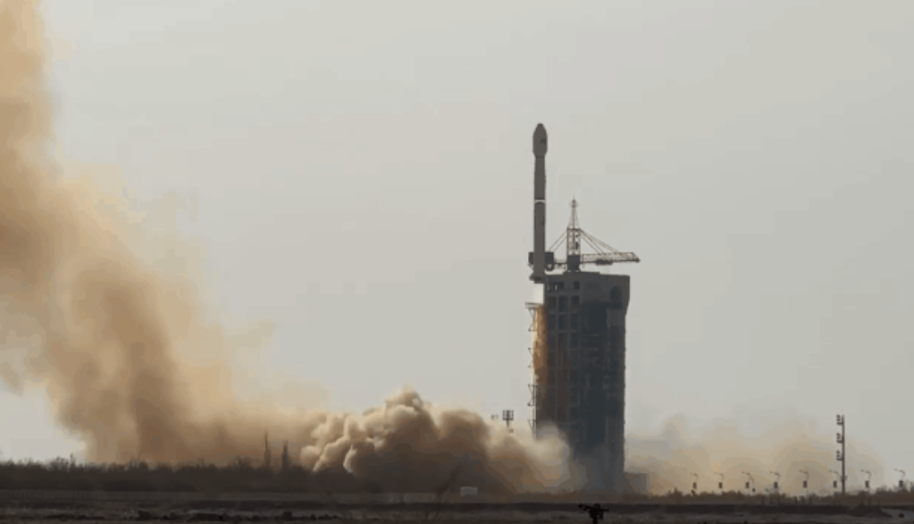 4 月 16 日 9 時 36 分，長征四號乙運載火箭在酒泉衛星發射中心點火起飛。 圖：翻攝自中國航太官網