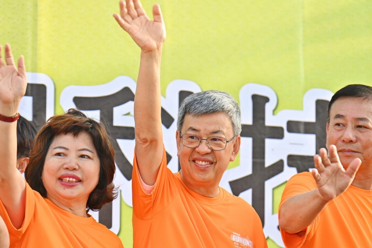 陳建仁今（16）天出席2023台北科技盃愛地球公益路跑活動，向選手們加油。 圖：行政院提供