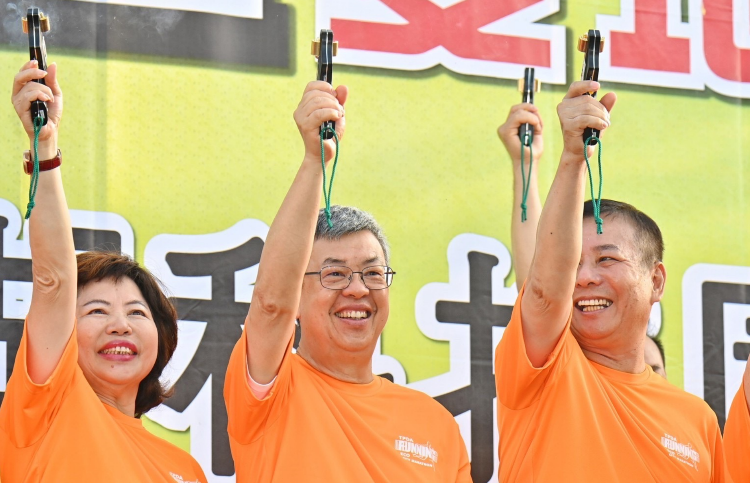 陳建仁步行前往起跑點，在倒數聲中與現場貴賓共同鳴槍，為今（16）日路跑活動揭開序幕 圖：行政院提供