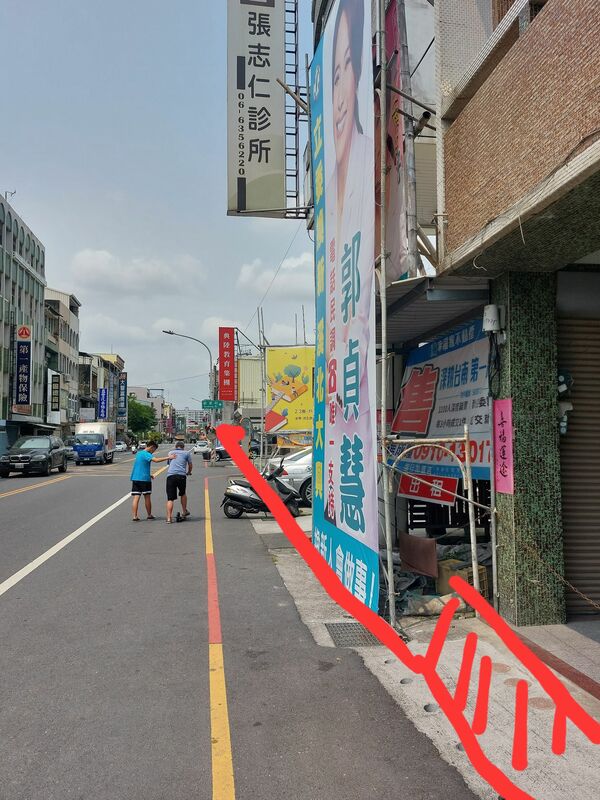 爭取台南市第一選區立委連任的賴惠員質疑民進黨初選對手郭貞慧在其「住家兼診所」的隔壁，大剌剌掛上二層樓半的巨幅競選廣告，質疑其「侵門踏戶」的騷擾式手法，挑釁意味不可言喻。 圖：賴惠員提供