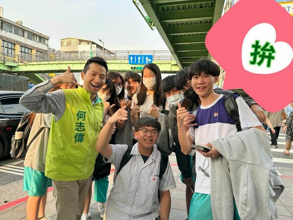 民進黨立委何志偉掃街力拼初選出線並連任。 圖：擷自何志偉臉書