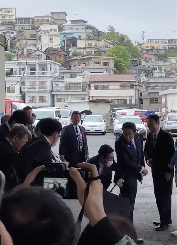 日相岸田文雄昨於演說現場遇襲，據一段清晰影像，嫌犯所持金屬製銀色筒狀物體精準落在岸田身旁約莫一公尺處，一旁維安人員遂緊急將他撤往一旁，並將防彈公事包打開掩護首相。 圖：截自推特@ChiakiTokai
