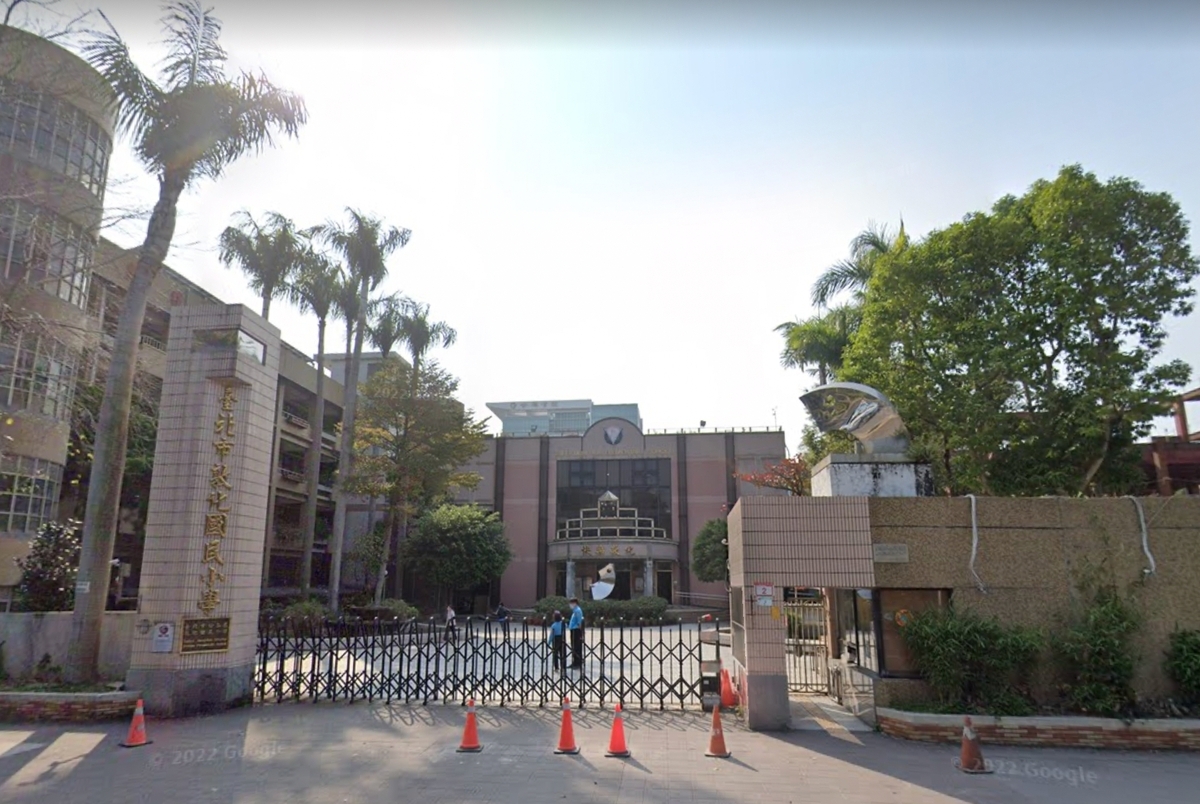 名嘴溫朗東除披露該校校長劉建男此前與中國交往經歷，更批評國民黨試圖以言論自由的名義，再次傷害台灣人的言論自由。 圖：截自Google地圖街景服務