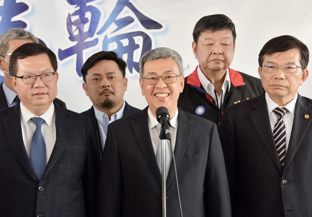 行政院長陳建仁（中）。 圖：行政院提供