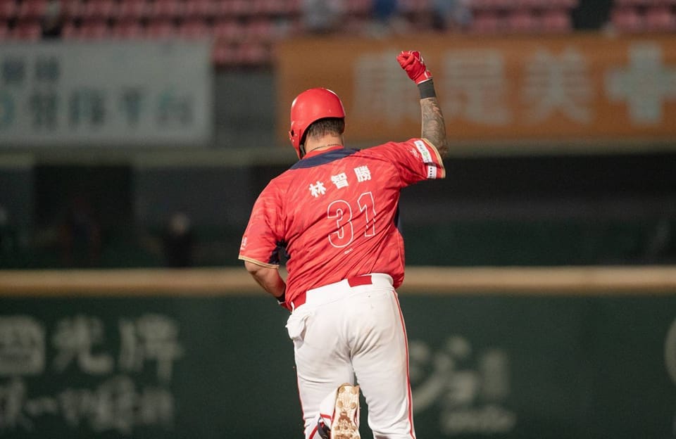 林智勝今（16）日代打上陣，中職生涯第300支全壘打出爐。 圖：擷自林智勝臉書